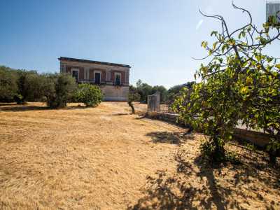 Un varco ci permette di accedere all�interno del terreno e di avvicinarci alla base della struttura realizzata su progetto di Luigi Castellucci, considerato uno dei massimi esponenti dell�architettura meridionale dell�epoca